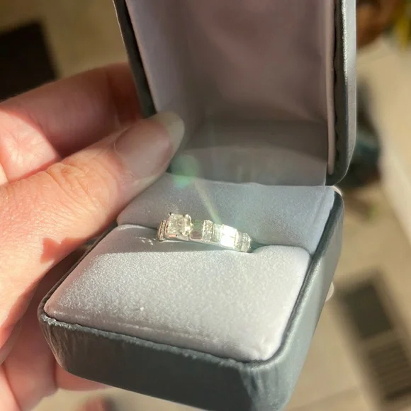 Princess cut. Diamond. Engagement Ring - Picture 1 of 16